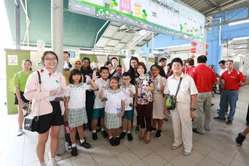 TINGKAT KESEDARAN: Menteri Negara Kanan (Sekitaran dan Sumber Air merangkap Kesihatan), Dr Amy Khor (hadapan tiga dari kanan), memperkenal mesin Penghadam Sisa Makanan di Medan Selera FM di Jurong West Avenue 5 kepada golongan pelajar sempena ulang tahun ke-15 Hari Sekitaran Hong Kah North. - Foto PA