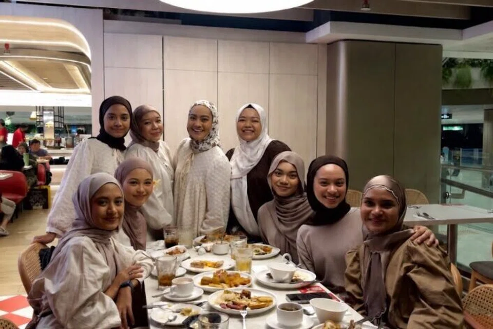 Pengasas MaySixteen, Cik Nurul Hanom Mulis (empat daripada kiri), 40 tahun, berkata media sosial kini membolehkan jenama mendapat maklum balas pelanggan hampir serta-merta dan melihat rekaan atau warna yang lebih mendapat sambutan. 