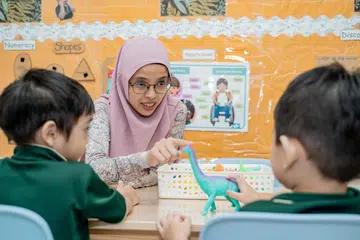 Selain menjadi pemilik dan pengetua Kiddie Explorers, Cik Siti Hasmah Adam, turut mengajar kanak-kanak di tadikanya.