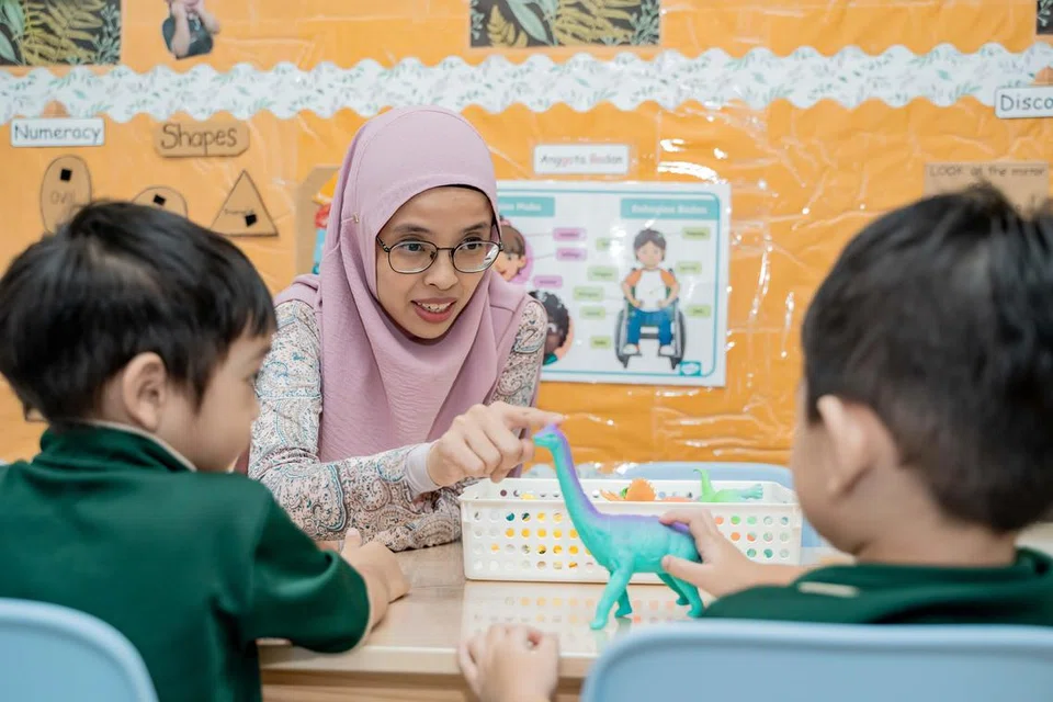 Selain menjadi pemilik dan pengetua Kiddie Explorers, Cik Siti Hasmah Adam, turut mengajar kanak-kanak di tadikanya.