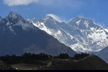GUNUNG EVEREST: Sudah terdapat kes pendaki yang mahu mendaki gunung tertinggi dunia itu dijangkiti Covid-19. - Foto AFP