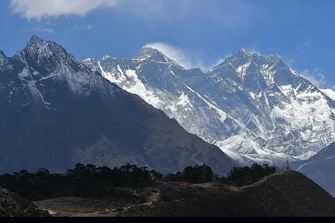 GUNUNG EVEREST: Sudah terdapat kes pendaki yang mahu mendaki gunung tertinggi dunia itu dijangkiti Covid-19. - Foto AFP