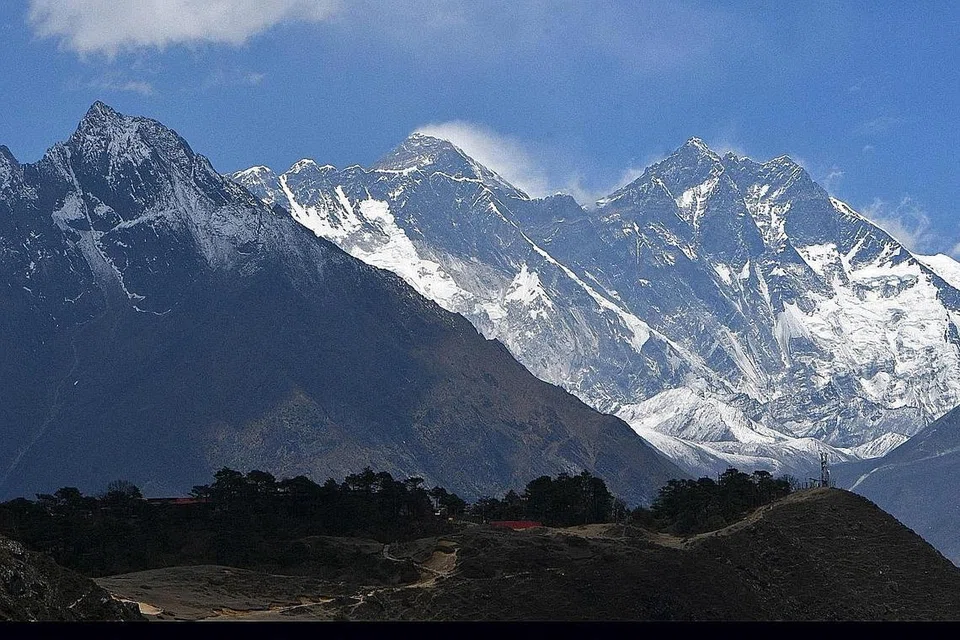GUNUNG EVEREST: Sudah terdapat kes pendaki yang mahu mendaki gunung tertinggi dunia itu dijangkiti Covid-19. - Foto AFP