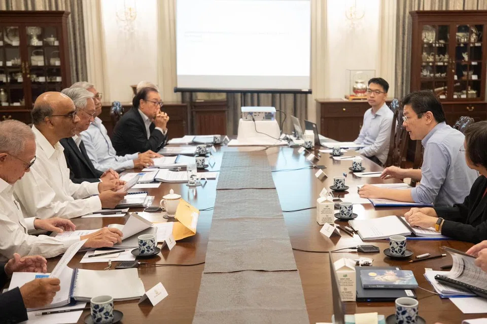 BERI TAKLIMAT: Perdana Menteri merangkap Menteri Kewangan, Encik Lawrence Wong (dua dari kanan), memberi taklimat kepada Presiden Tharman Shanmugaratnam (dua dari kiri). Turut hadir ialah anggota Majlis Penasihat Presiden (CPA) dan pegawai daripada Kementerian Kewangan, GIC, MAS serta Temasek. 