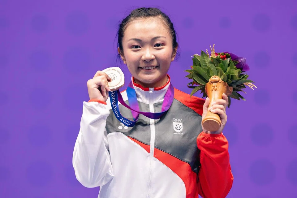 RAIH PINGAT: Kimberly Ong menduduki tempat ketiga dengan mata 9.756, di belakang pemenang pingat emas Li Yi (9.786) dari Macau dan Liu Xuxu dari Hong King (9.756). 