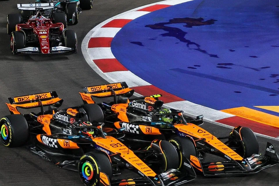 Kereta pelumba McLaren, Lando Norris (kanan), terlanggar kereta sepasukannya, Oscar Piastri (kiri), apabila beliau cuba mengelak pesaing daripada Red Bull, Max Verstappen. Perkara tersebut membuat Piastri tidak puas hati.