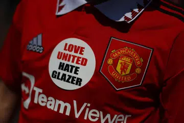 TOLAK GLAZER: Kata-kata pada jersi peminat Manchester United ini jelas menunjukkan penyokong kelab itu enggan keluarga Glazer terus menjadi pemilik kelab kegemaran  mereka.