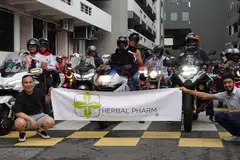 Pengagihan pakej yang mengandungi keperluan harian kepada keluarga berpendapatan rendah adalah sebahagian daripada inisiatif sambutan ulang tahun ke-20 Herbal Pharm, ‘Charity on Wheels’ yang diadakan pada 11 Ogos. 