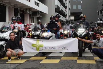 Pengagihan pakej yang mengandungi keperluan harian kepada keluarga berpendapatan rendah adalah sebahagian daripada inisiatif sambutan ulang tahun ke-20 Herbal Pharm, ‘Charity on Wheels’ yang diadakan pada 11 Ogos. 