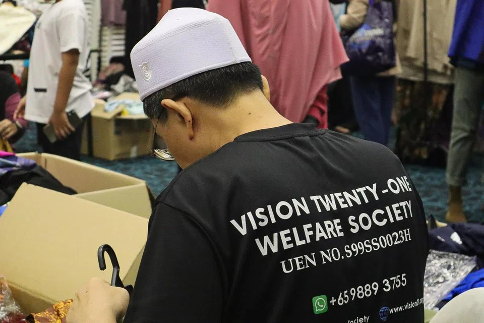 Sesi pengagihan yang diadakan di Masjid Ar-Raudah dianjurkan badan kebajikan, Vision 21 dengan kerjasama Jawatankuasa Eksekutif Kegiatan Melayu (MAEC) Bukit Batok East, Masjid Ar-Raudhah dan syarikat pelancongan, Travel Connect.sg. 