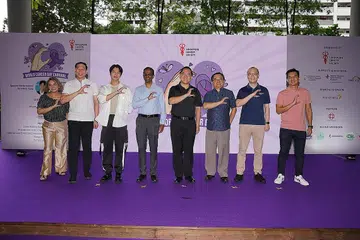 DEKATI MASYARAKAT: (Dari kiri) Duta Muhibah SCS, Cik Bridget Fernandez; Encik Ching; Duta Muhibah SCS, Encik Glenn Yong; Dr Kanesvaran; Encik Yam, Encik Wee, Dr Chng dan Pengurus Besar, CDC North West, Encik Steve Luo, di Karnival Hari Barah Sedunia di Kampung Admiralty semalam. - Foto PERSATUAN BARAH SINGAPURA