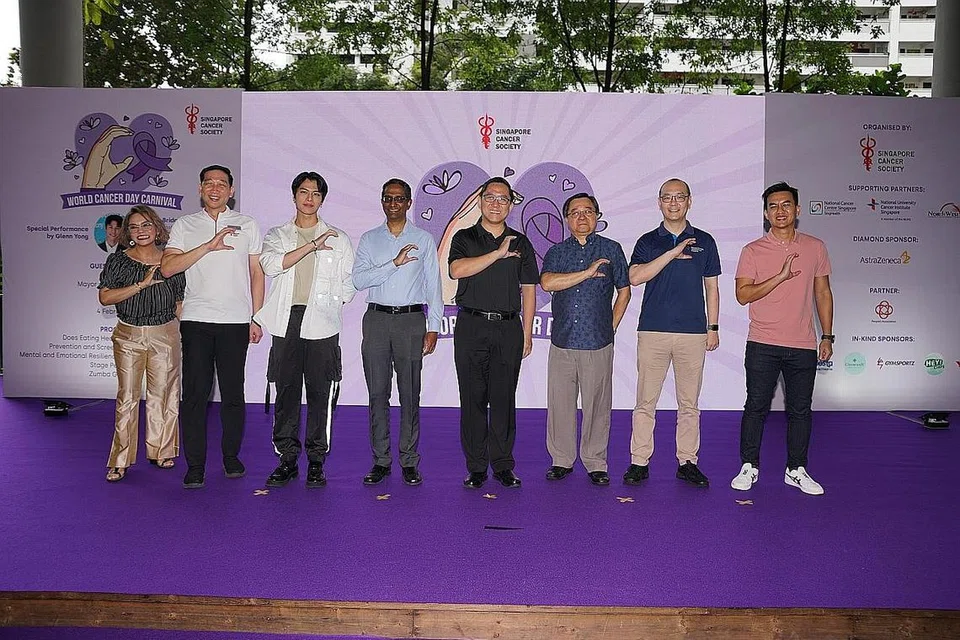 DEKATI MASYARAKAT: (Dari kiri) Duta Muhibah SCS, Cik Bridget Fernandez; Encik Ching; Duta Muhibah SCS, Encik Glenn Yong; Dr Kanesvaran; Encik Yam, Encik Wee, Dr Chng dan Pengurus Besar, CDC North West, Encik Steve Luo, di Karnival Hari Barah Sedunia di Kampung Admiralty semalam. - Foto PERSATUAN BARAH SINGAPURA