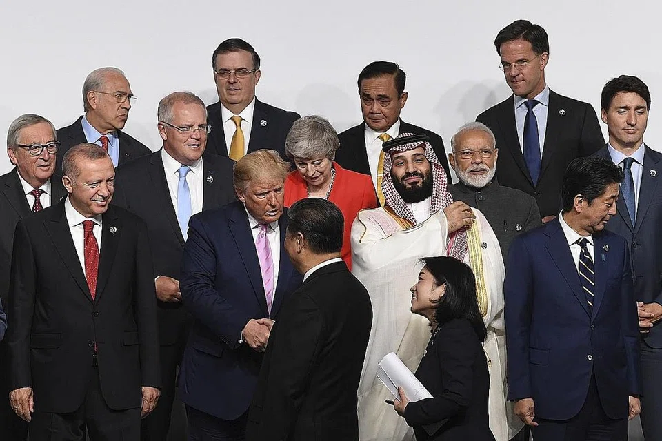 BERSALAMAN: Presiden Trump bersalaman dengan Presiden Xi semasa bertemu di puncak sidang G-20 yang dijangka dikuasai perbincangan hangat mengenai sengketa dagangan kededua negara itu. - Foto EPA-EFE 