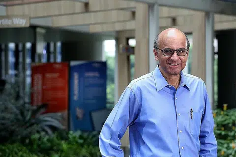 Menteri Kanan Tharman Shanmugaratnam (gambar atas).