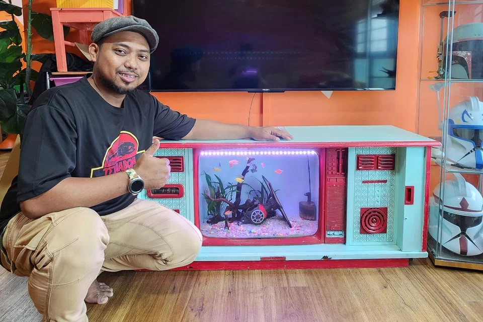 MINDA KREATIF: Hobi Encik Hafiz juga merangsangnya menjadi lebih kreatif. Beliau mengubah kabinet TV lamanya menjadi TV tangki ikan.
