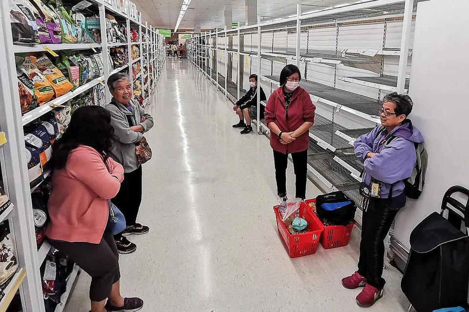 DI SYDNEY - BEKALAN HABIS: Orang ramai menanti stok kertas tandas, tisu dan pasta di sebuah pasar raya di Sydney, Australia, di tengah-tengah penularan Covid-19. - Foto EPA-EFE 