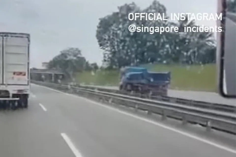 PUNCA KEMALANGAN: Sebuah lori kelihatan bergerak melawan arus jalan di Lebuh Raya Linkedua (gambar atas) sebelum merempuh dua buah kereta, salah satunya kereta Mercedes Benz E250 yang didaftarkan di Singapura. Pemandu kereta itu, yang terselamat daripada cedera parah, dibawa ke hospital. - Foto-foto FACEBOOK SINGAPORE INCIDENT