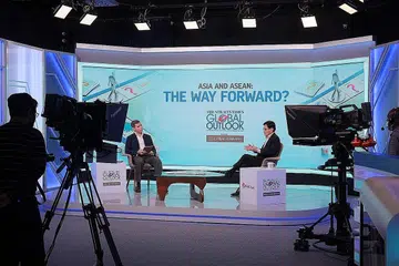 BERI PENGAMATAN: Timbalan Perdana Menteri Heng Swee Keat (kanan) memberikan pengamatan semasa sesi soal jawab di Forum Global Outlook Forum The Straits Times. Sesi tersebut dikendalikan oleh Encik Warren Fernandez (kiri), Ketua Editor Kumpulan Media Inggeris Melayu Tamil, Singapore Press Holdings dan juga Editor, The Straits Times. - Foto BH oleh JASON QUAH
