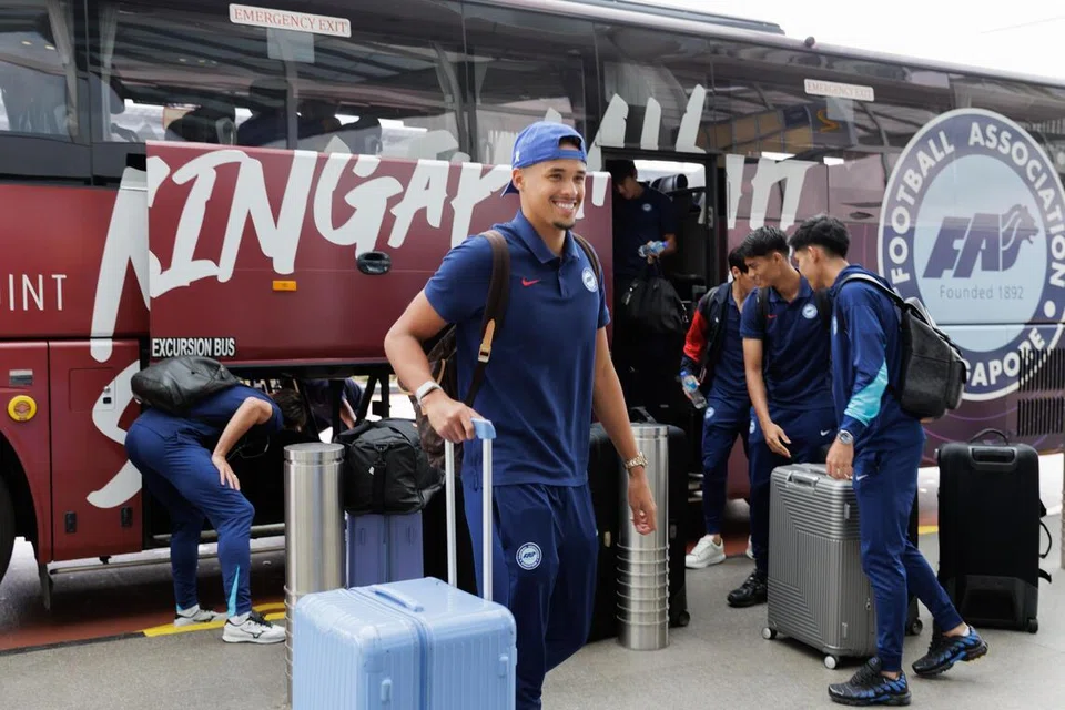 Kurang 24 jam selepas kemenangan 2-0 pasukan Singa ke atas Timor-Leste di Stadium Jalan Besar pada 27 Julai, mereka berangkat ke Vietnam bagi berdepan juara bertahan itu di Stadium Kebangsaan My Dinh, Hanoi pada 31 Julai.