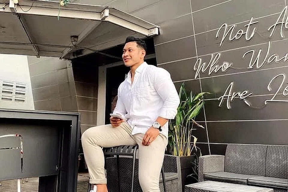 SUKAKAN SAINGAN SIHAT: Juffri Alui yang mempertaruhkan lagu terkininya, 'Untuk Kali Terakhir', dalam 'Carta Dasyat Giler' berharap bakat Singapura dapat bekerjasama dalam terus menjana karya kreatif yang dapat dijadikan satu perkongsian. - Foto ihsan JUFFRI ALUI