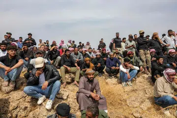 Orang ramai menghadiri pengebumian mangsa serangan udara tentera Jordan di Kampung Al-Taf, wilayah Daraa, selatan Syria, pada 27 Oktober 2026. Serangan yang dilancarkan sebagai tindak balas terhadap kejadian tembakan di sebuah gereja di Jordan itu mengorbankan tujuh orang awam, termasuk tiga kanak-kanak dan seorang wanita. Syria mengecam serangan tersebut sebagai pencabulan kedaulatannya, manakala Jordan mendakwa lebih 20 anggota militan ISIS terbunuh dalam operasi berkenaan.