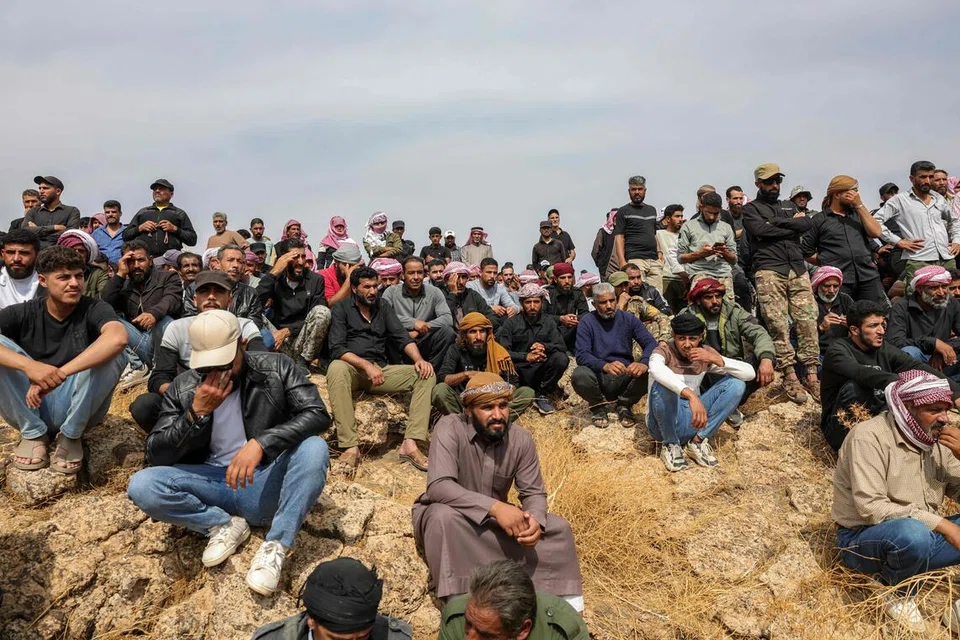 Orang ramai menghadiri pengebumian mangsa serangan udara tentera Jordan di Kampung Al-Taf, wilayah Daraa, selatan Syria, pada 27 Oktober 2026. Serangan yang dilancarkan sebagai tindak balas terhadap kejadian tembakan di sebuah gereja di Jordan itu mengorbankan tujuh orang awam, termasuk tiga kanak-kanak dan seorang wanita. Syria mengecam serangan tersebut sebagai pencabulan kedaulatannya, manakala Jordan mendakwa lebih 20 anggota militan ISIS terbunuh dalam operasi berkenaan.