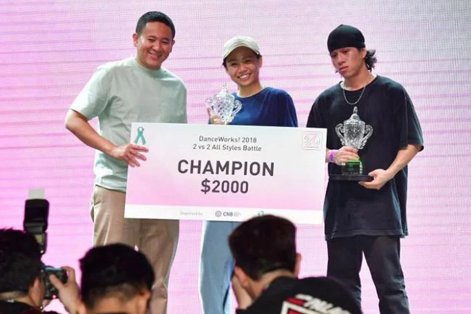 GAYA HIDUP SIHAT: Pemenang DanceWorks!, Cik Joey Tan dan Encik Gerald Chan (kanan), menerima trofi dan hadiah wang tunai dari Encik Amrin Amin. - Foto BH oleh DESMOND WEE
