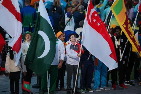 BENDERA S’PURA DIKIBARKAN: Atlet tenis meja Singapura, Feng Tianwei, membawa bendera Singapura semasa upacara menutup tirai Sukan Komanwel Birmingham 2022.
