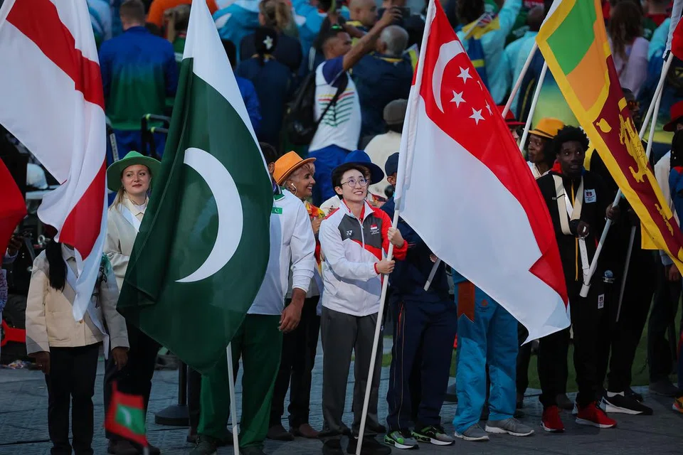 BENDERA S’PURA DIKIBARKAN: Atlet tenis meja Singapura, Feng Tianwei, membawa bendera Singapura semasa upacara menutup tirai Sukan Komanwel Birmingham 2022.