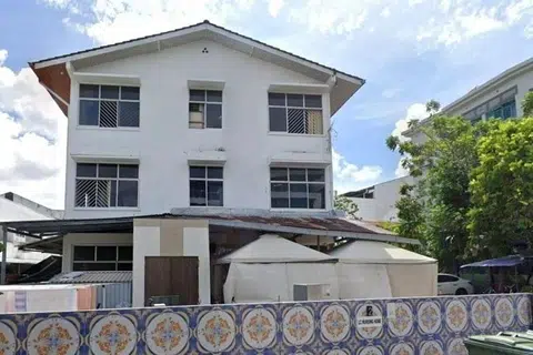 Rumah Rawatan LC, yang terletak di 2 Jalan Ulu Siglap, didapati mengalami kesilapan yang serius dan sistemik dalam mematuhi keperluan Akta Perkhidmatan Penjagaan Kesihatan.