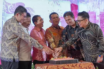 SAMA-SAMA MERAIKAN HARI KEMERDEKAAN: (Dari kiri ke kanan) Konsul-Jenderal Bakal Dilantik, Encik Gavin Ang; Datuk Bandar Batam merangkap Pengerusi BP Batam, Encik Muhammad Rudi; Menteri di Pejabat Perdana Menteri yang juga Menteri Kedua (Ehwal Luar merangkap Pendidikan), Dr Mohamad Maliki Osman; Gabenor Provinsi Kepulauan Riau (Kepri),` Encik Ansar Ahmad; Pengerusi Vitka Holdings, Encik Asman Abnur; dan, Konsul Jeneral Mark Low. - Foto-foto MICHELLE KOH / MFA