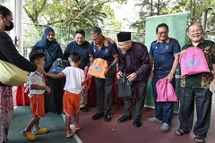 Menteri Negara (Undang-Undang merangkap Pengangkutan), Encik Murali Pillai, yang juga Penasihat Pertubuhan Akar Umbi (GRO) Bukit Batok (empat dari kiri) mengagihkan kit ‘Kembali ke Sekolah’ di Bukit Batok Street 21, pada 8 Disember. Bersama beliau ialah Setiausaha Am Persatuan Muhammadiyah, Cik Roszanah Abdul Salim (dua dari kiri); Pengerusi Eksekutif Kanan Masjid Ar-Raudhah, Ustaz Mohamed Ali Atan (tiga dari kanan) dan Pengerusi Jawatankuasa Eksekutif Kegiatan Melayu (MAEC), Kelab Masyarakat Bukit Batok, Encik Baharudin Said (dua dari kanan).