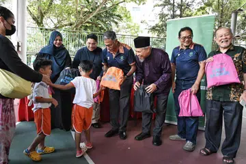 Menteri Negara (Undang-Undang merangkap Pengangkutan), Encik Murali Pillai, yang juga Penasihat Pertubuhan Akar Umbi (GRO) Bukit Batok (empat dari kiri) mengagihkan kit ‘Kembali ke Sekolah’ di Bukit Batok Street 21, pada 8 Disember. Bersama beliau ialah Setiausaha Am Persatuan Muhammadiyah, Cik Roszanah Abdul Salim (dua dari kiri); Pengerusi Eksekutif Kanan Masjid Ar-Raudhah, Ustaz Mohamed Ali Atan (tiga dari kanan) dan Pengerusi Jawatankuasa Eksekutif Kegiatan Melayu (MAEC), Kelab Masyarakat Bukit Batok, Encik Baharudin Said (dua dari kanan).