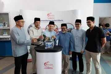 Pemangku Menteri Bertanggungjawab bagi Ehwal Masyarakat Islam, Encik Zaqy Mohamad (tiga dari kiri) menyertai usaha pengumpulan dana kemanusiaan RLAF pada 11 September lalu untuk membantu masyarakat terjejas akibat banjir di Nepal.
