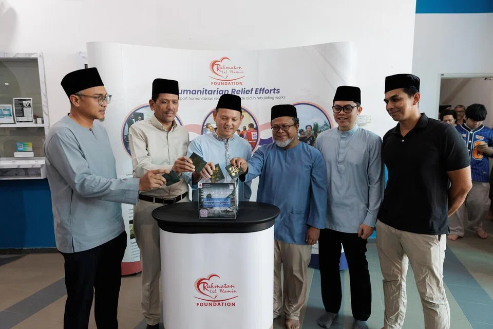 Pemangku Menteri Bertanggungjawab bagi Ehwal Masyarakat Islam, Encik Zaqy Mohamad (tiga dari kiri) menyertai usaha pengumpulan dana kemanusiaan RLAF pada 11 September lalu untuk membantu masyarakat terjejas akibat banjir di Nepal.