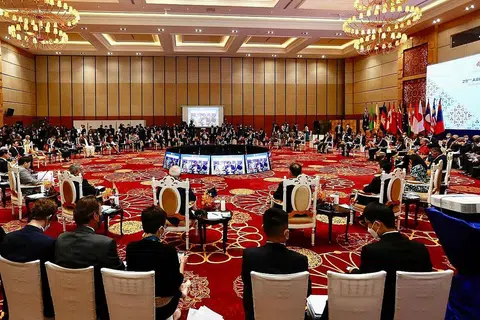KONGSI PANDANGAN: Forum Serantau Asean semalam diadakan semasa Mesyuarat Menteri Luar Asean (AMM) di Phnom Penh, Kemboja. - Foto AFP