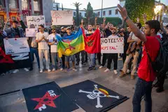 Penunjuk perasaan melaungkan slogan dan mengangkat sepanduk semasa demonstrasi yang dianjurkan oleh kumpulan yang menamakan diri mereka ‘GenZ 212’ di Rabat, Maghribi, pada 18 Oktober 2025. Kumpulan itu berhimpun bagi menuntut reformasi terhadap sistem penjagaan kesihatan awam dan pendidikan negara. 