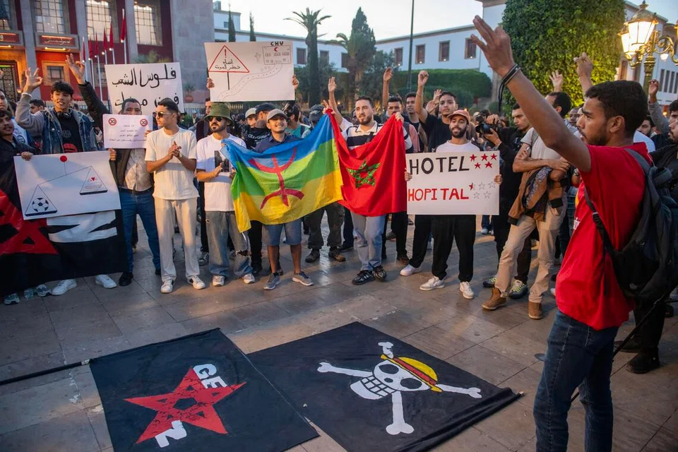 Penunjuk perasaan melaungkan slogan dan mengangkat sepanduk semasa demonstrasi yang dianjurkan oleh kumpulan yang menamakan diri mereka ‘GenZ 212’ di Rabat, Maghribi, pada 18 Oktober 2025. Kumpulan itu berhimpun bagi menuntut reformasi terhadap sistem penjagaan kesihatan awam dan pendidikan negara. 