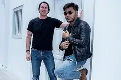 TEMUI IDOLA: Awi Rafael (kanan) bersyukur dapat jadikan 2020 sebagai tahun menebar idea kreatif setelah berpeluang merakam dua lagu pencetus inspirasi dendangan asal kumpulan Dishwalla, 'Every Little Thing' dan 'Angels or Devils', bersama idolanya, J.R. Richards (kiri) yang juga merupakan vokalis Dishwalla. - Foto BM oleh NUR DIYANA TAHA