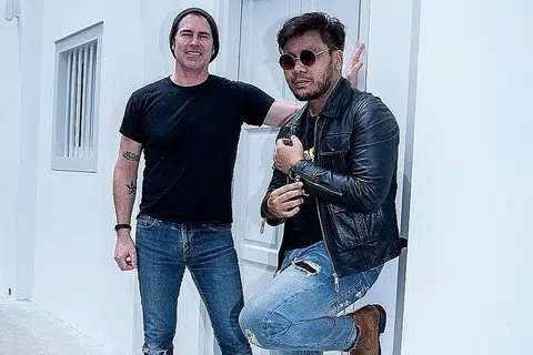 TEMUI IDOLA: Awi Rafael (kanan) bersyukur dapat jadikan 2020 sebagai tahun menebar idea kreatif setelah berpeluang merakam dua lagu pencetus inspirasi dendangan asal kumpulan Dishwalla, 'Every Little Thing' dan 'Angels or Devils', bersama idolanya, J.R. Richards (kiri) yang juga merupakan vokalis Dishwalla. - Foto BM oleh NUR DIYANA TAHA