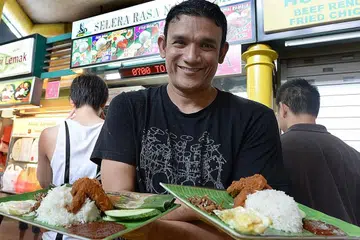 NASI LEMAK 'DIRAJA': Nasi lemak yang dihidangkan Encik Malik Hassan antara lain pernah menjadi hidangan pemimpin serta sultan dan anggota kerabat diraja. - Foto fail