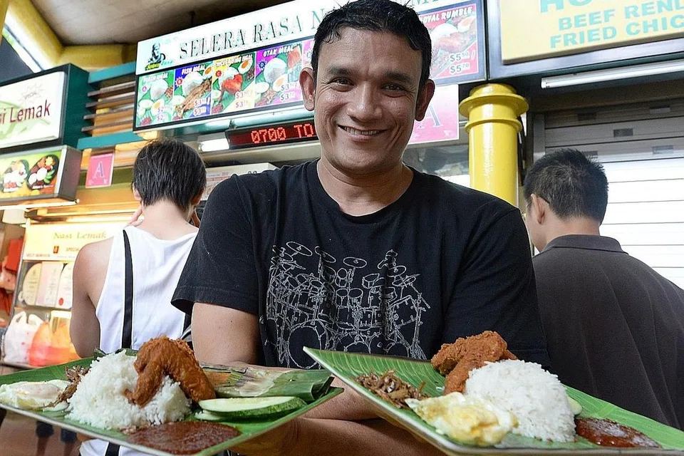 NASI LEMAK 'DIRAJA': Nasi lemak yang dihidangkan Encik Malik Hassan antara lain pernah menjadi hidangan pemimpin serta sultan dan anggota kerabat diraja. - Foto fail