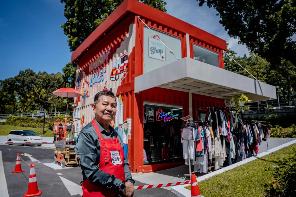 Meskipun bekerja sepenuh masa sebagai pegawai keselamatan kanan di Hospital Universiti Nasional (NUH), Encik Azman Abdullah, tetap meluang masa sebagai sukarelawan termasuk dalam mengendalikan Kedai Palang Merah Singapura (SRC), serta acara SRC yang lain. 