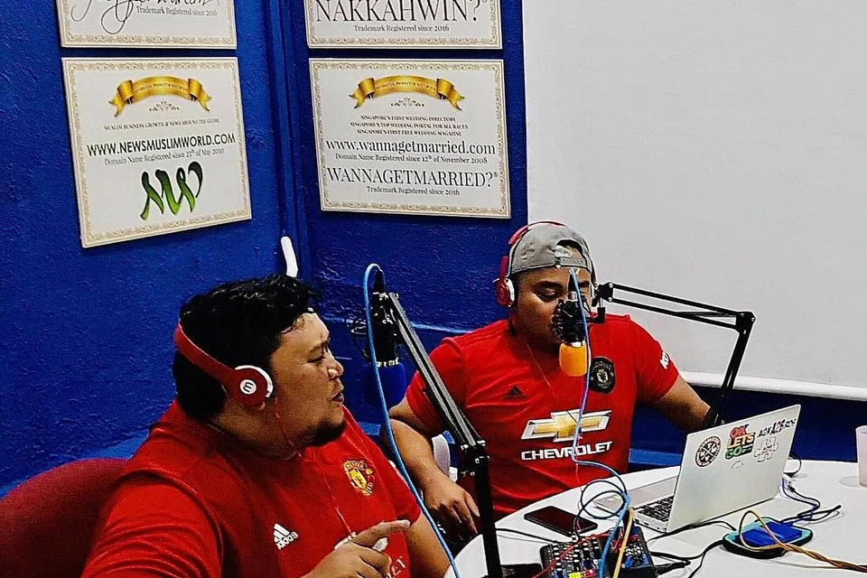 KONGSI PENGALAMAN: Acara selebriti, Azzuri Azmi dan Alfian, yang menghasilkan podcast 'Manap dan Mawi' gigih memantapkan jenama masing-masing demi menambah 'pengikut' masing-masing. - Foto AZZURI AZMI