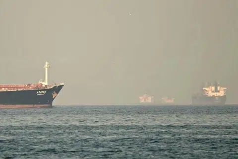 Kapal kargo dan kapal tangki kelihatan di luar pesisir Fujairah, di Selat Hormuz. Pada 25 Mac, Presiden Amerika Syarikat, Encik Donald Trump menghantar pelan damai kepada Iran dan menyatakan keyakinan dapat mengakhiri perang dalam bulan pertama dan membolehkan kapal kargo dan kapal tangki memasuki Selat Hormuz. 