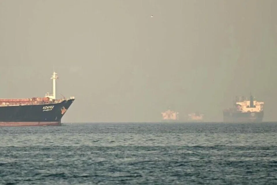 Kapal kargo dan kapal tangki kelihatan di luar pesisir Fujairah, di Selat Hormuz. Pada 25 Mac, Presiden Amerika Syarikat, Encik Donald Trump menghantar pelan damai kepada Iran dan menyatakan keyakinan dapat mengakhiri perang dalam bulan pertama dan membolehkan kapal kargo dan kapal tangki memasuki Selat Hormuz. 