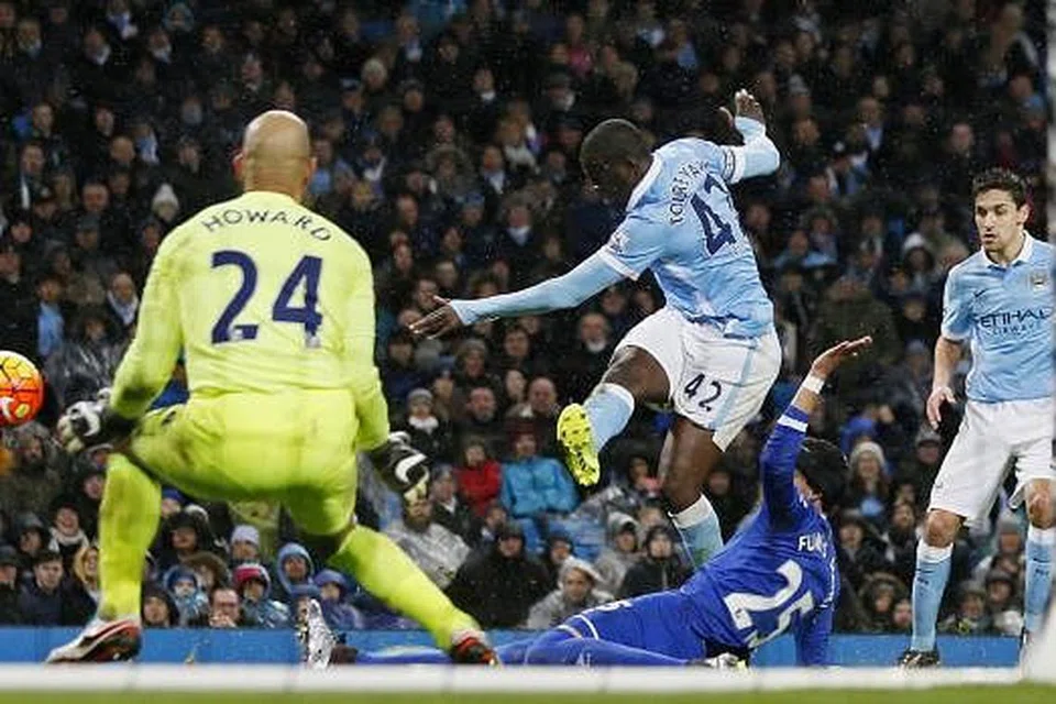 Tim Howard cemerlang dalam menjaga gawang Everton, termasuk menyelamatkan percubaan Yaya Toure bagi Manchester City ini. Gambar REUTERS