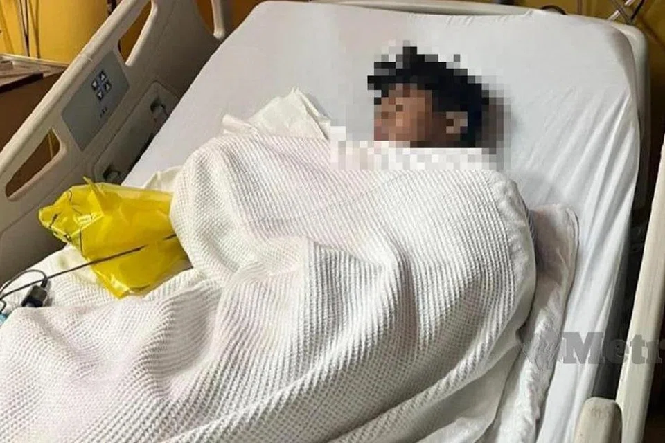 Mohd Daynail Haikal Alias, 13 tahun, dikejarkan ke Klinik Kesihatan Air Puteh, Kemaman, Terengganu, sebelum dirujuk ke Hospital Kemaman, selepas pengsan sebaik sahaja memakan biskut yang dipercayai telah dicampur racun.