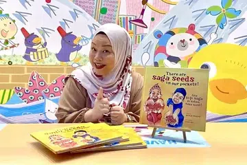 UBATI RINDU TERBIT PROGRAM: Penulis buku, Maria Mahat, yang merupakan mantan penerbit rancangan hiburan dan drama televisyen, menggunakan kemahiran penyiaran dalam menghasilkan program digital bercerita bagi Pesta Raya 2021. - Foto-foto ESPLANADE/DANIAL HALIM