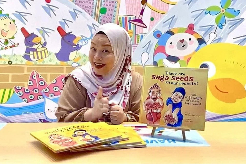 UBATI RINDU TERBIT PROGRAM: Penulis buku, Maria Mahat, yang merupakan mantan penerbit rancangan hiburan dan drama televisyen, menggunakan kemahiran penyiaran dalam menghasilkan program digital bercerita bagi Pesta Raya 2021. - Foto-foto ESPLANADE/DANIAL HALIM